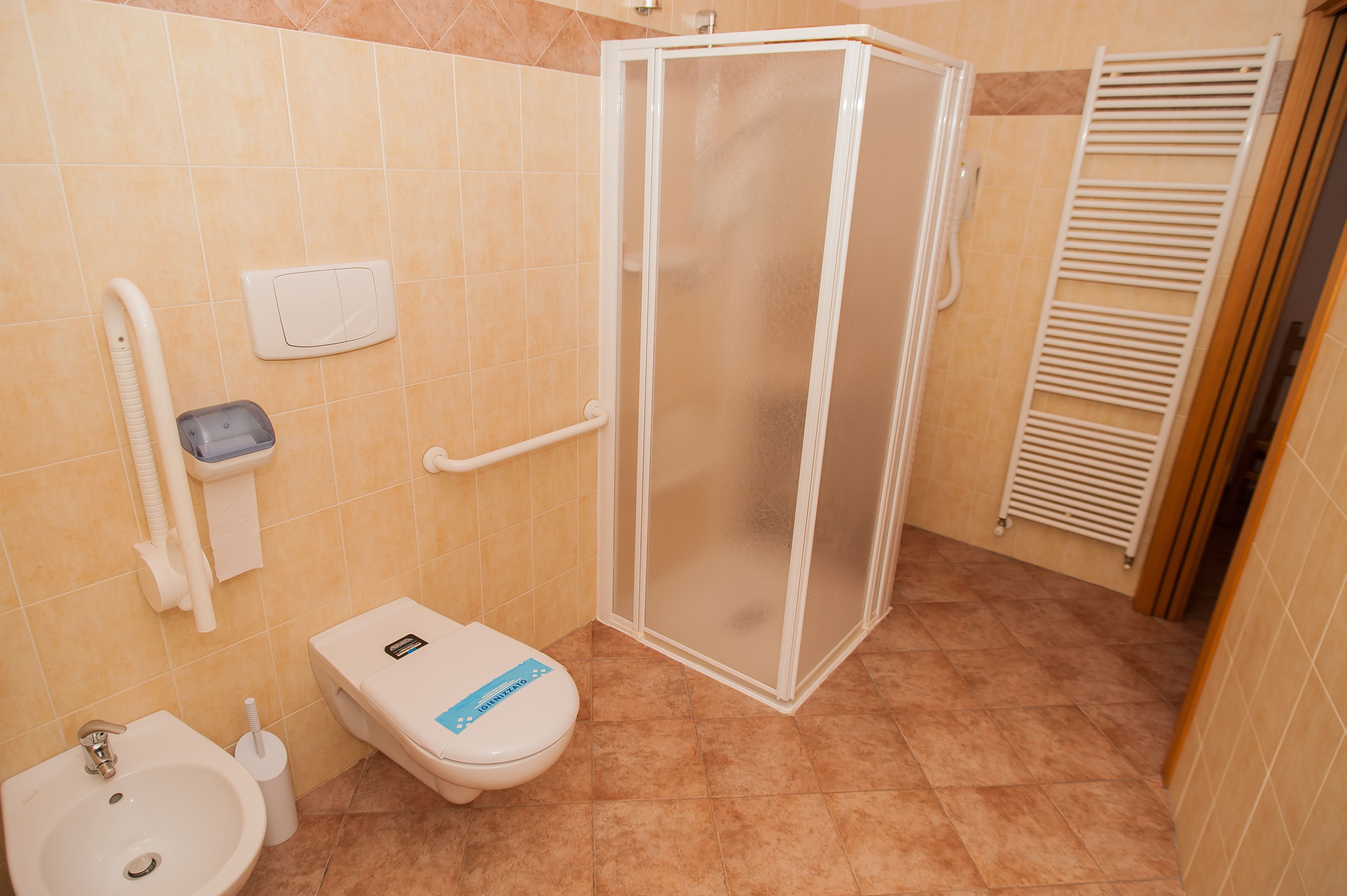 Un baño con ducha, inodoro, bidé y lavabo.