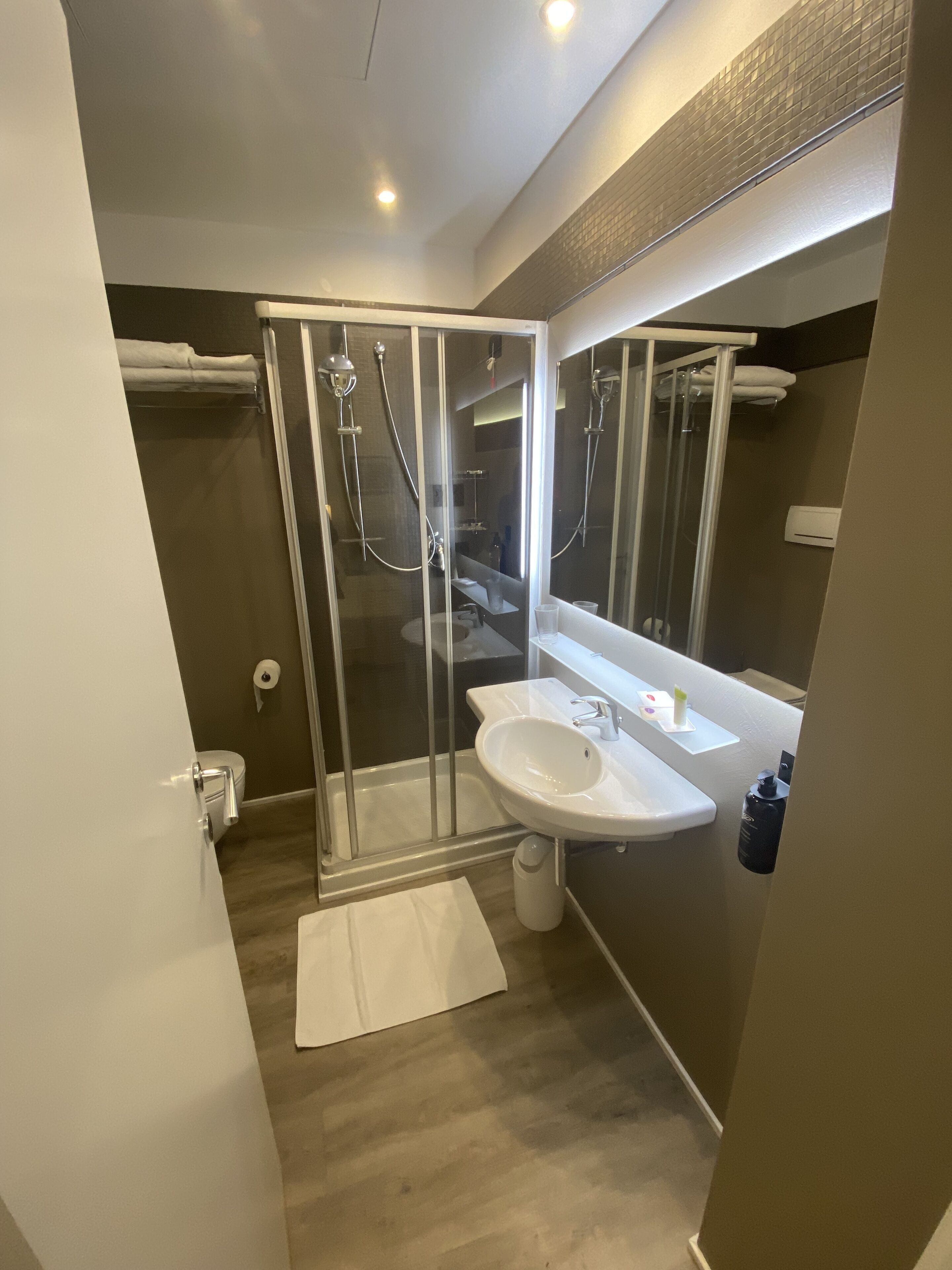 shower, rainfall showerhead, hair dryer, bidet