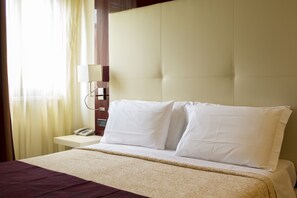 In-room safe, desk, blackout curtains, soundproofing - Green Park Hotel (Peschiera del Garda)