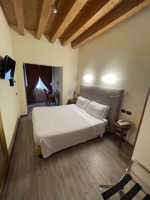 Superior Double Room | In-room safe, desk, blackout curtains, soundproofing - Green Park Hotel (Peschiera del Garda)