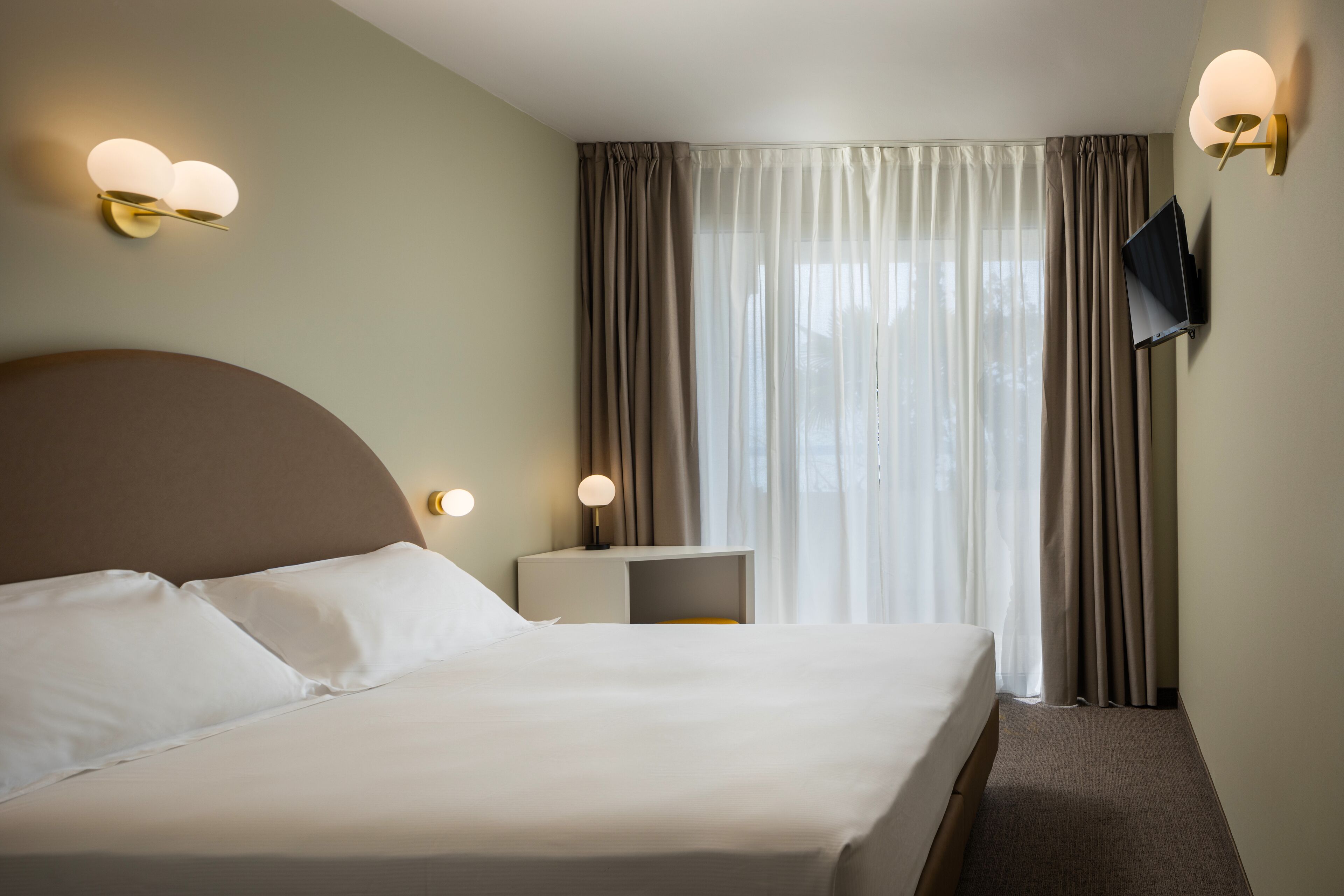 double room, lake view | minibar, in-room safe, desk, soundproofing