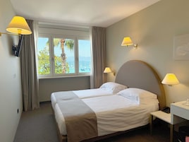 Camera doppia, vista lago | Minibar, una cassaforte in camera, una scrivania, insonorizzazione