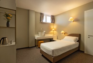 Minibar, caja de seguridad en la habitación y escritorio 