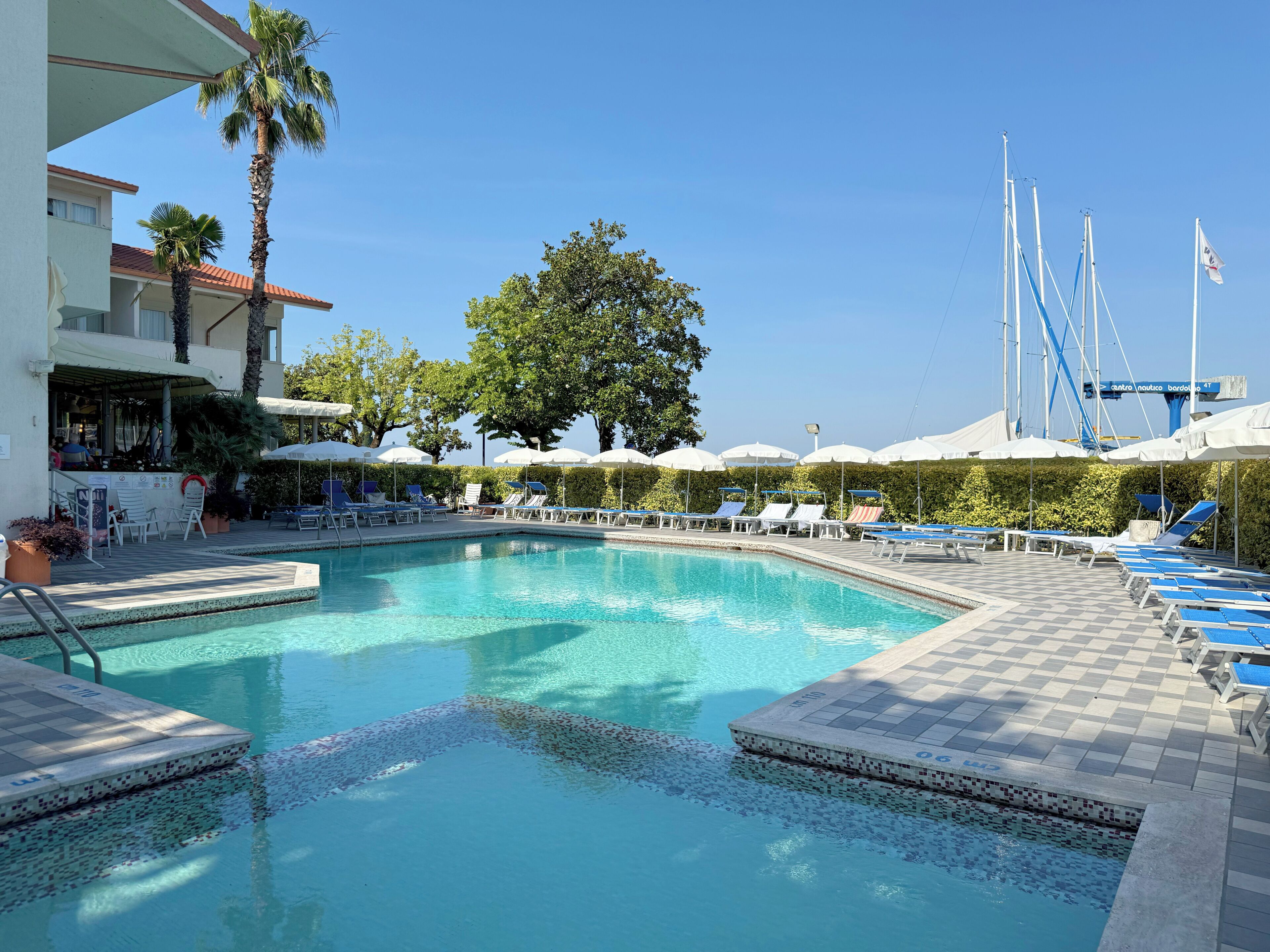 Piscina all'aperto, ombrelloni da piscina, lettini