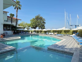 Piscina all'aperto, ombrelloni da piscina, lettini