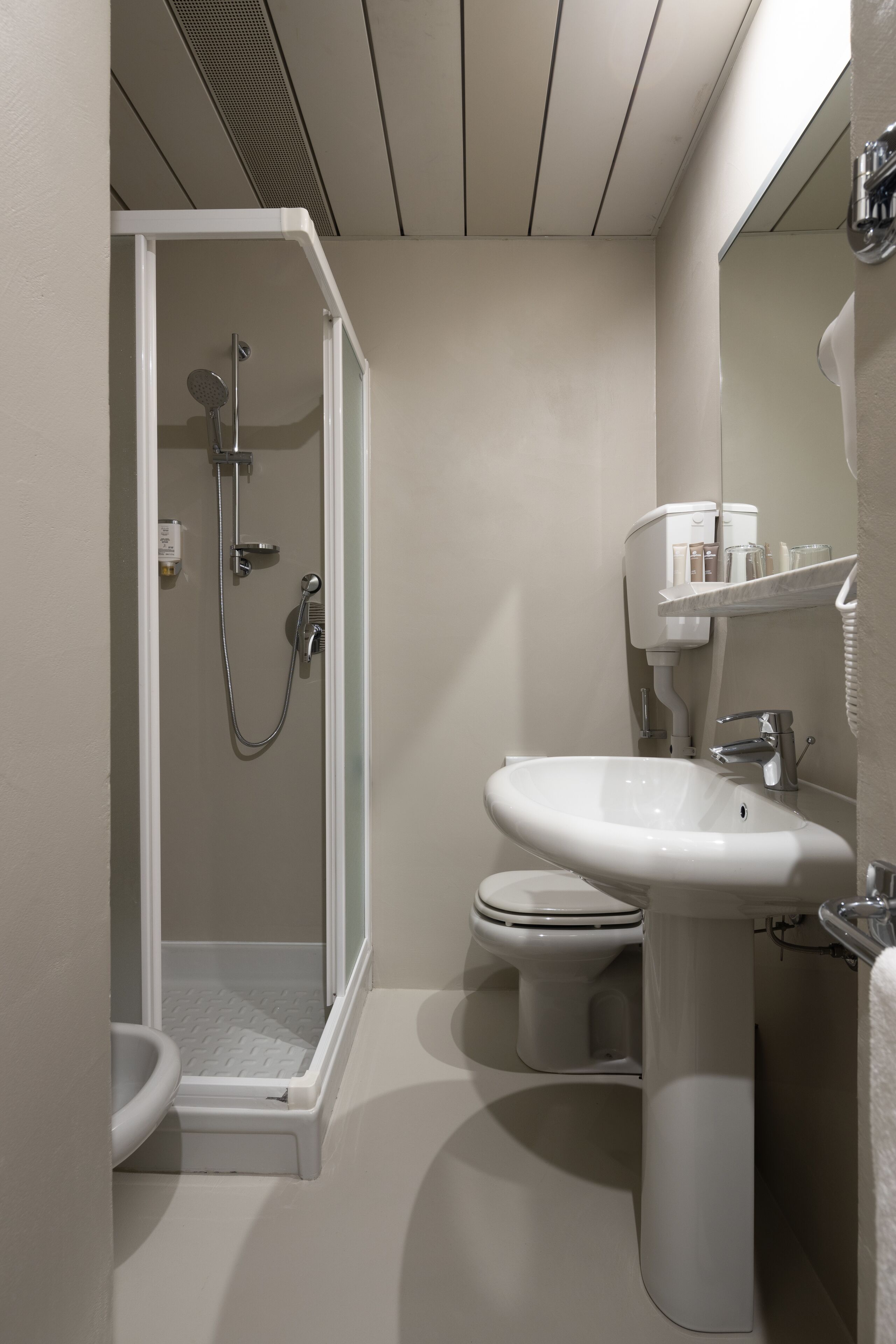 economy single room | bathroom | free toiletries, hair dryer, slippers, bidet