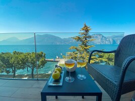 Minibar, caja de seguridad en la habitación y muebles diferentes 