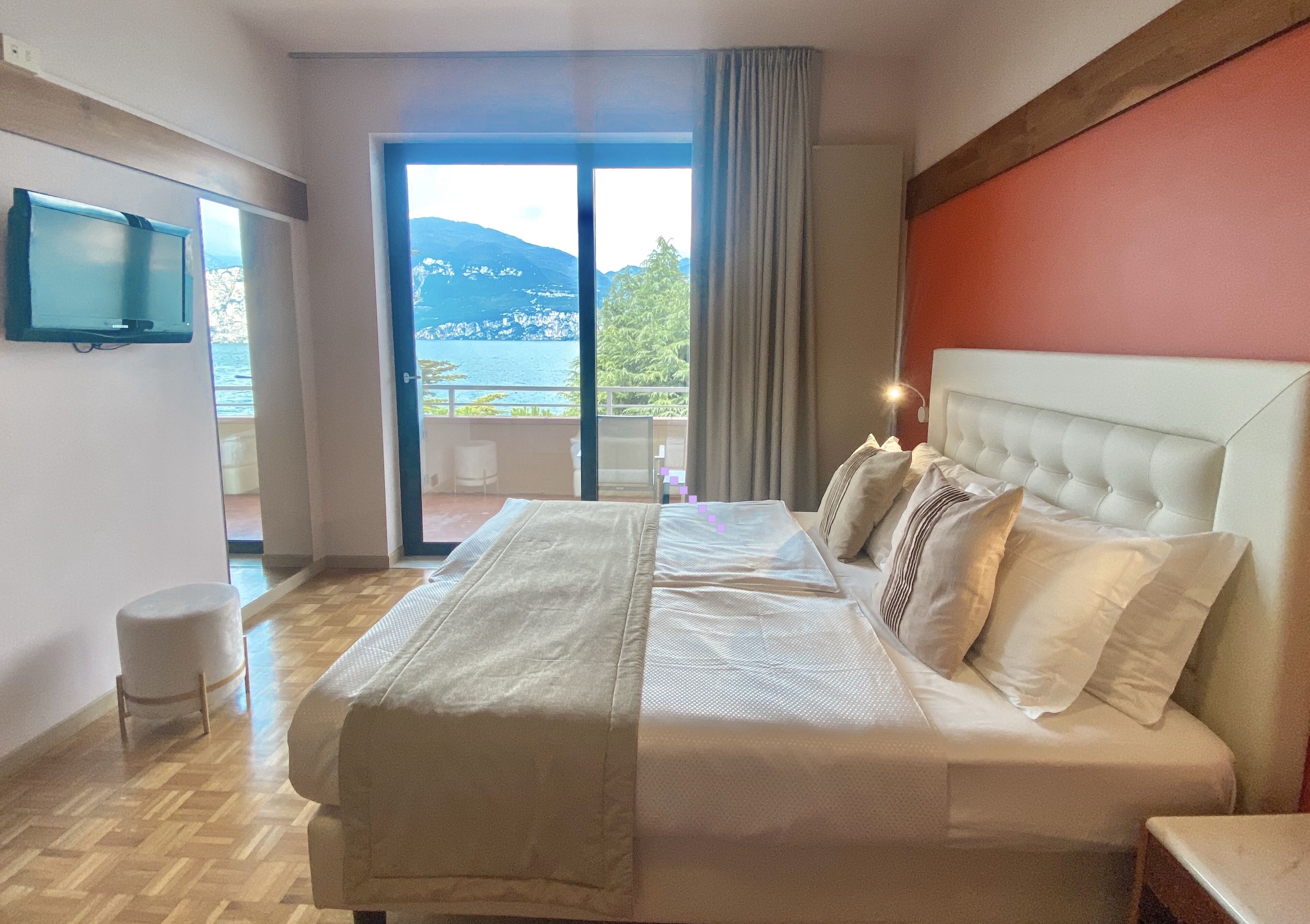 superior room, lake view | 1 bedroom, minibar, in-room safe, individually furnished