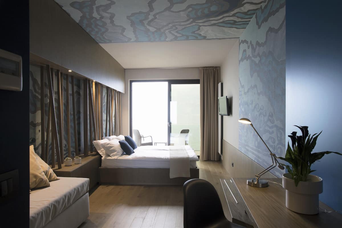 deluxe double room | 1 bedroom, minibar, in-room safe, individually furnished