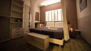 A bedroom with a bed, bedside tables, a wardrobe, and a window with curtains. - Hotel Santa Lucia (San Michele al Tagliamento)
