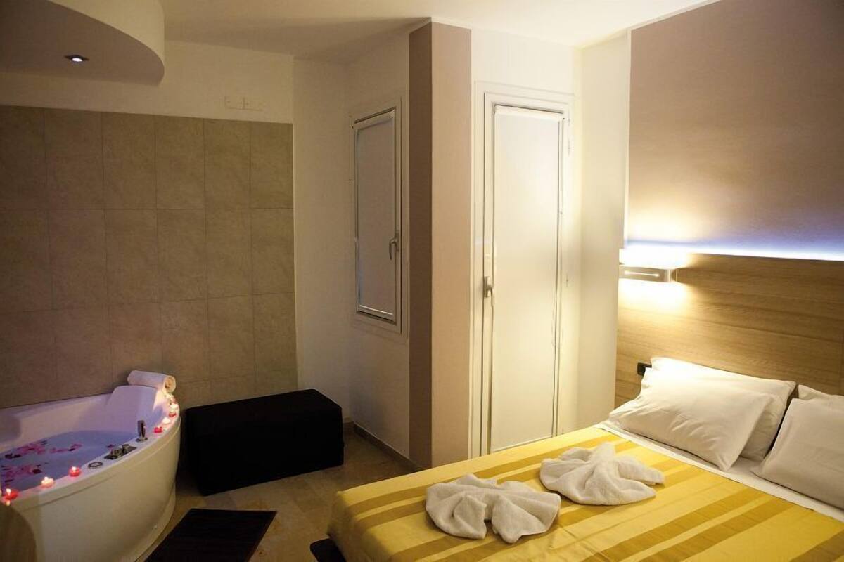 Luxe tweepersoonskamer | Een minibar, een bureau, gratis wifi, beddengoed