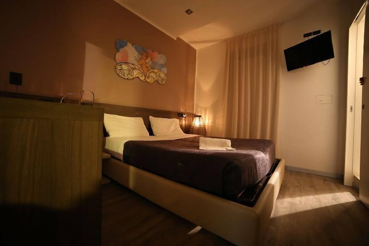Driepersoonskamer | Een minibar, een bureau, gratis wifi, beddengoed