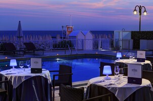 Petit déjeuner, déjeuner et dîner servis sur place, vue sur la piscine
