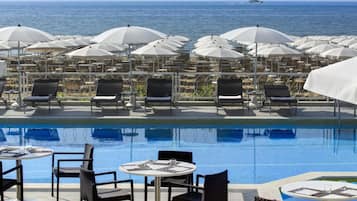 Privatstrand, Liegestühle, Sonnenschirme, Strandtücher