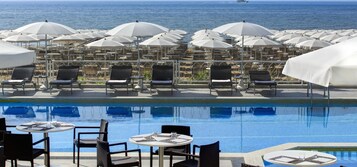 Plage privée, chaises longues, parasols