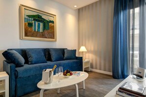 Suite – premium, spabadekar, byutsikt (Lettino da spiaggia incluso) | Allergitestet sengetøy, dundyner, safe på rommet og skrivebord