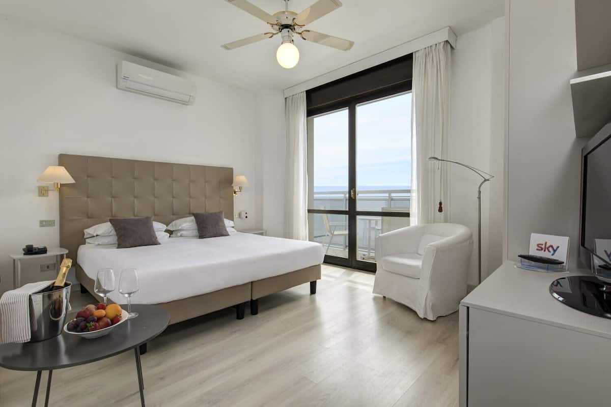 Kamar Double Panorama, 1 Tempat Tidur Queen, teras, menghadap laut (Lettino da spiaggia incluso) | 1 kamar tidur, seprai antialergi, selimut bulu angsa, dan brankas
