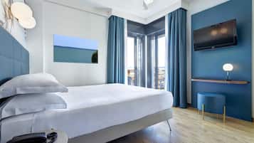 Standard-Doppelzimmer, 1 Queen-Bett, eingeschränkter Meerblick (Lettino da spiaggia incluso) | 1 Schlafzimmer, Allergikerbettwaren, Daunenbettdecken, Zimmersafe