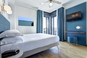 Standard Double Room, 1 Queen Bed, Partial Sea View (Lettino da spiaggia incluso) | 1 bedroom, hypo-allergenic bedding, down comforters, in-room safe
