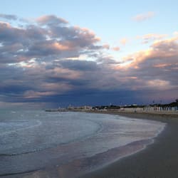 Spiaggia privata, cabine da spiaggia gratuite, lettini da mare