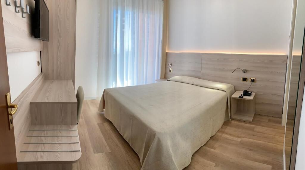 deluxe double room | 1 bedroom, minibar, in-room safe, desk