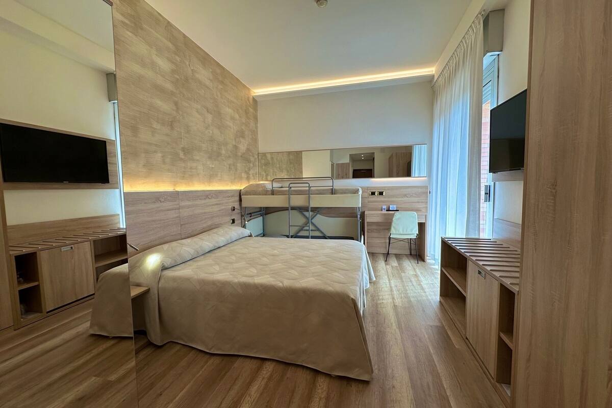 quadrupla superior (2 adulti+ 2 bambini) | 1 bedroom, minibar, in-room safe, desk