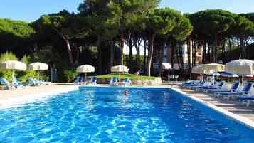Piscina externa, guarda-sóis, espreguiçadeiras