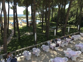 Se sirven desayunos y cocina local, restaurante con mesas al aire libre 