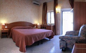 Double Room | In-room safe, desk, free cribs/infant beds, free WiFi - Hotel Salaria (Rome)