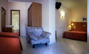 Triple Room | In-room safe, desk, free cribs/infant beds, free WiFi - Hotel Salaria (Rome)