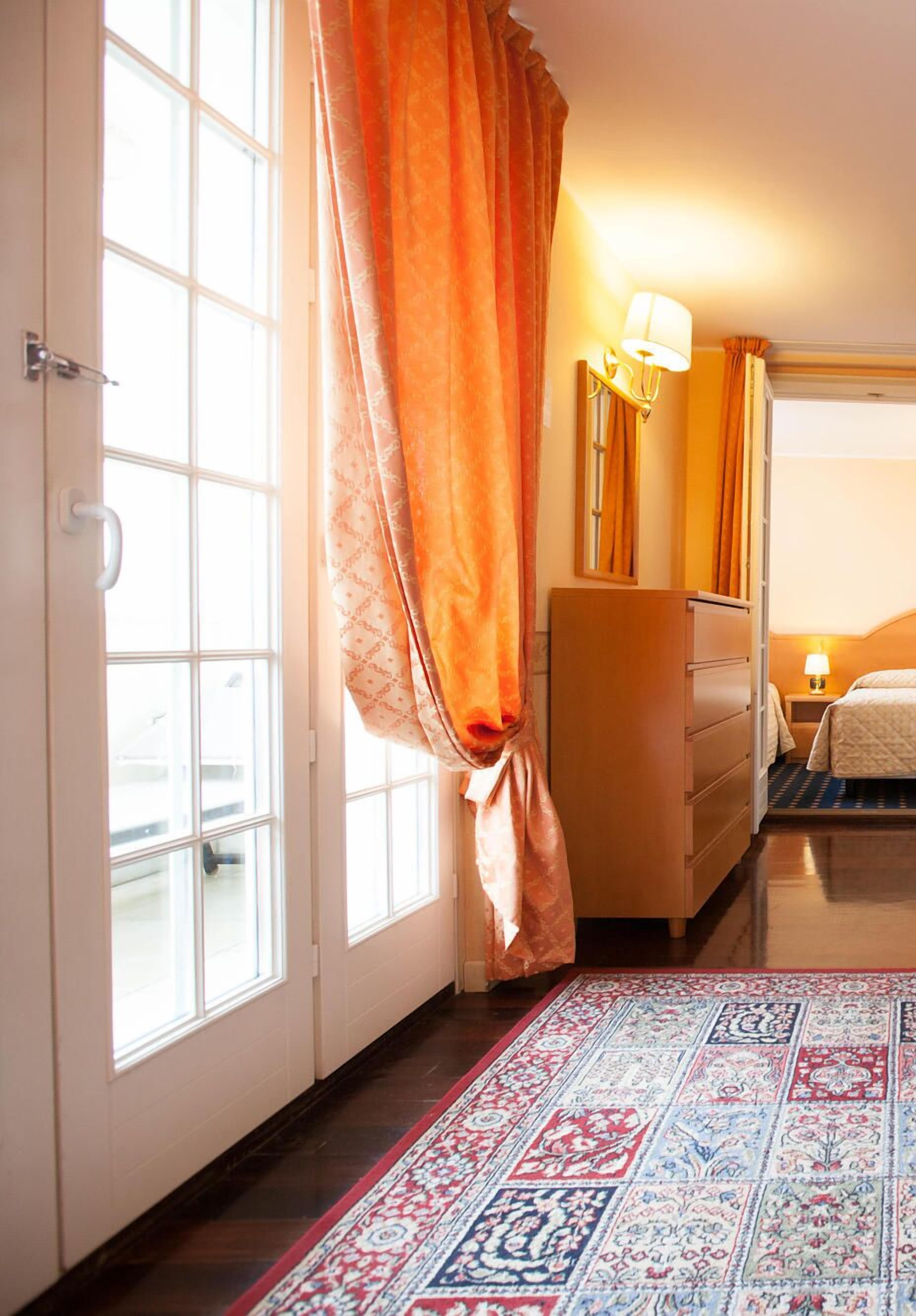 executive suite, 2 bedrooms | in-room safe, desk, soundproofing, free wifi