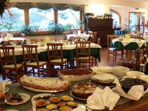 Se sirven cenas y cocina local e internacional 