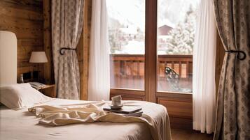 Ropa de cama de alta calidad, cubrecamas y minibar