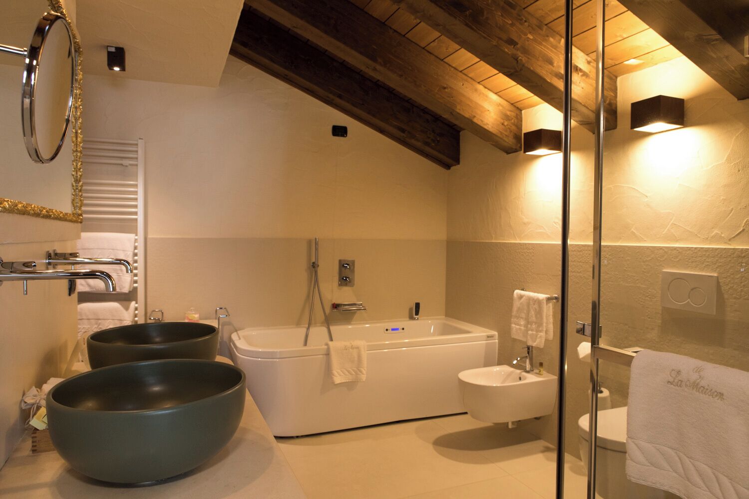 Un baño moderno con una bañera grande, una zona de ducha separada y un box de ducha con paredes de vidrio.