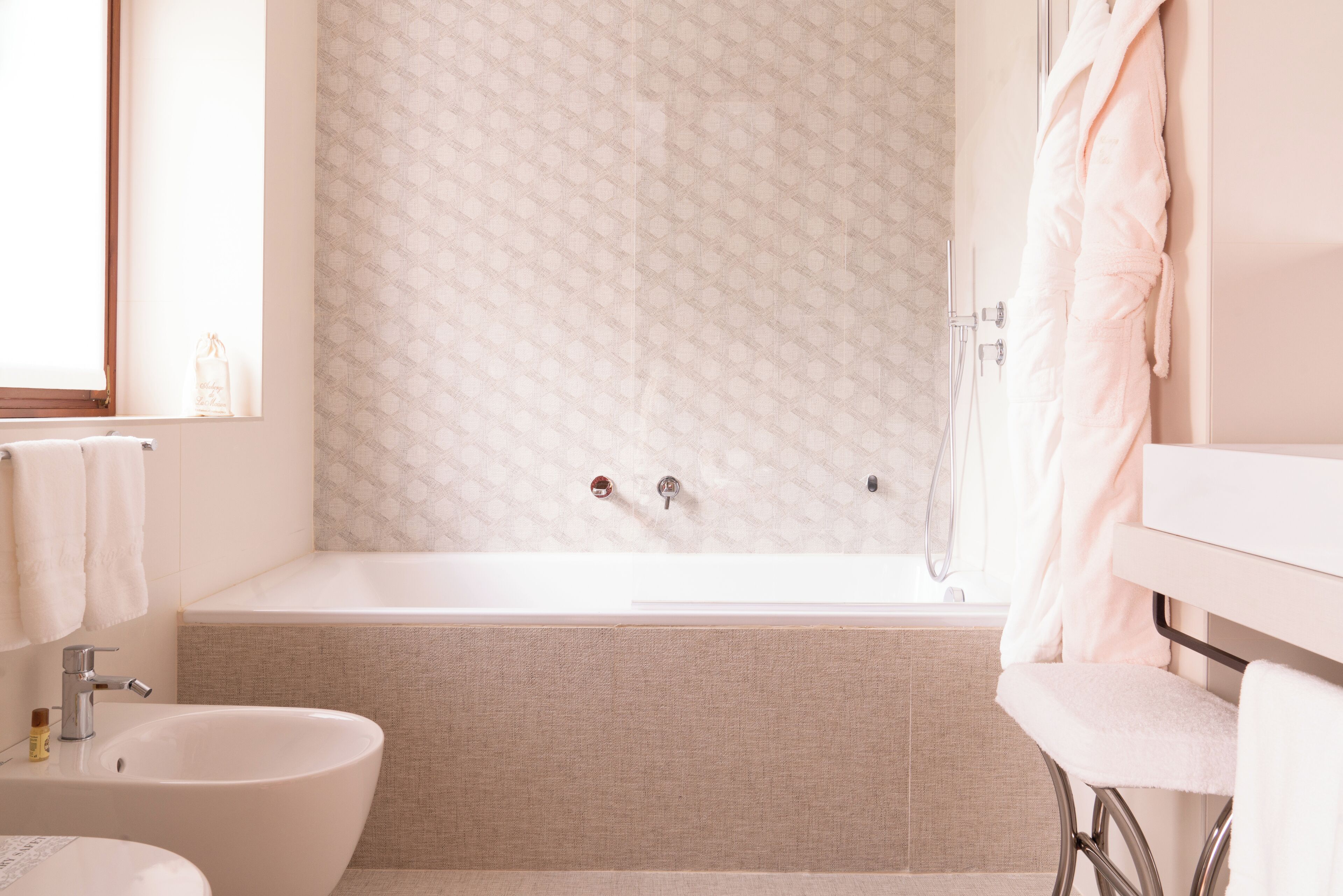 Un baño moderno con bañera, lavamanos y ducha.