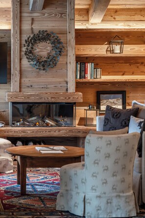Suite, Hot Tub (Rocher, Sauna) | Living area | LCD TV, pay films - Auberge de La Maison (Courmayeur)