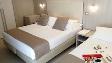 Minibar, coffres-forts dans les chambres, bureau