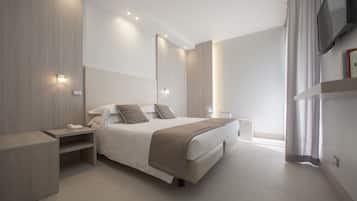 Minibar, coffres-forts dans les chambres, bureau