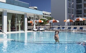 Hồ bơi ngoài trời phục vụ theo mùa, dù/ô trên bãi biển/hồ bơi 