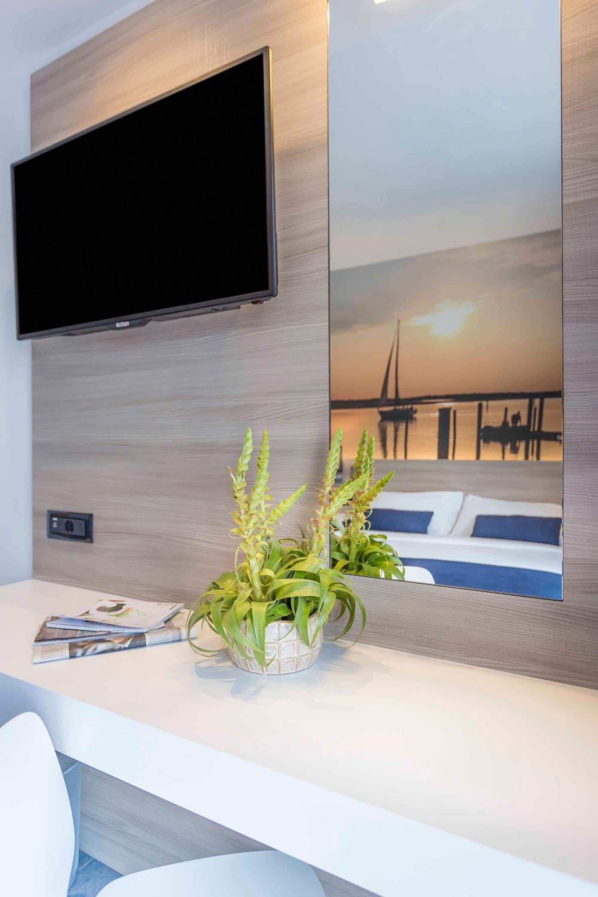 in-room safe, desk, soundproofing, free wifi