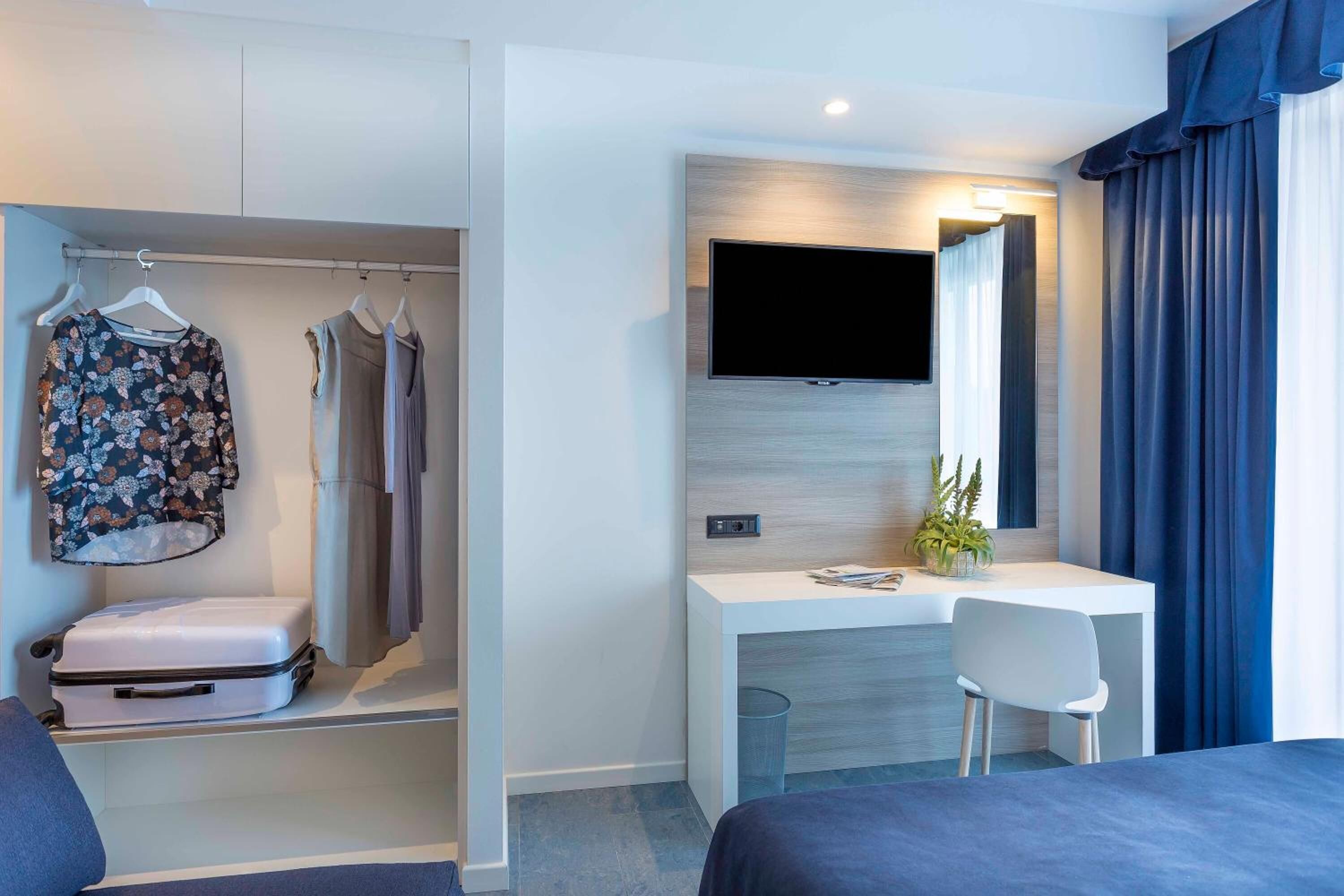 in-room safe, desk, soundproofing, free wifi