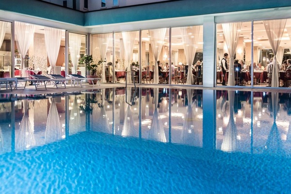 Seasonal outdoor pool, pool umbrellas, sun loungers