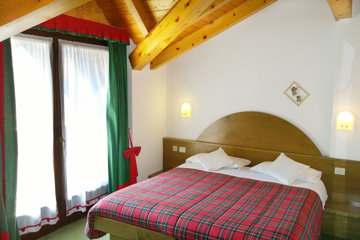 Deluxe Double Room | 1 bedroom, individually furnished, WiFi, bed sheets