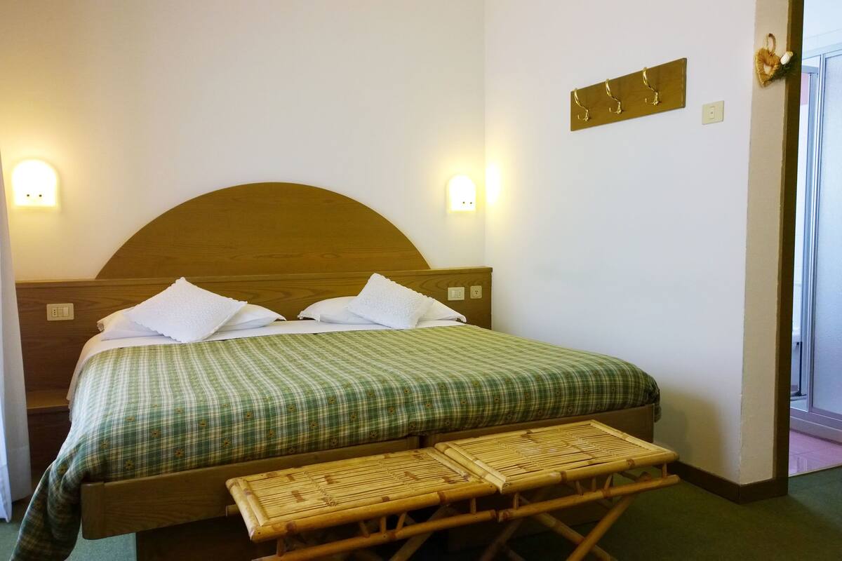 Standard Double Room | WiFi, individually furnished, bed sheets