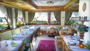 Daily continental breakfast (EUR 8 per person) - Hotel Garni La Felce (Carisolo)