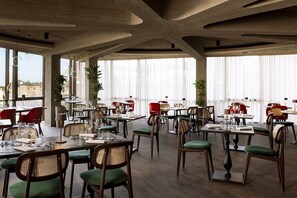 Se sirven desayunos y cocina internacional (con vistas al jardín) 