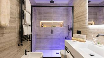 Een douche, gratis toiletartikelen, een haardroger, handdoeken