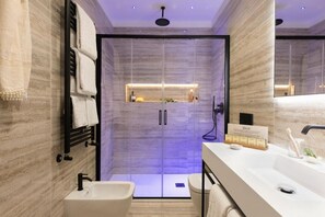 Shower, free toiletries, hair dryer, towels - Kolping Hotel Casa Domitilla (Rome)
