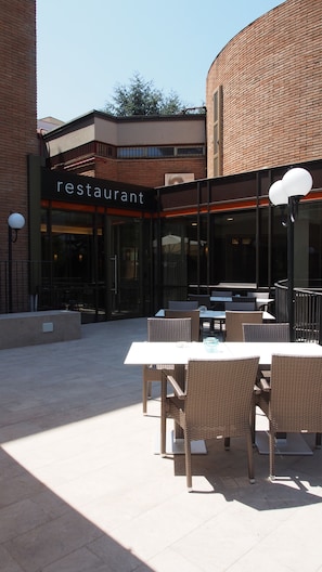 Petit déjeuner, déjeuner et dîner servis sur place, vue sur le jardin