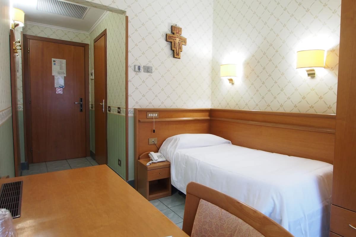 1 bedroom, hypo-allergenic bedding available, minibar, in-room safe
